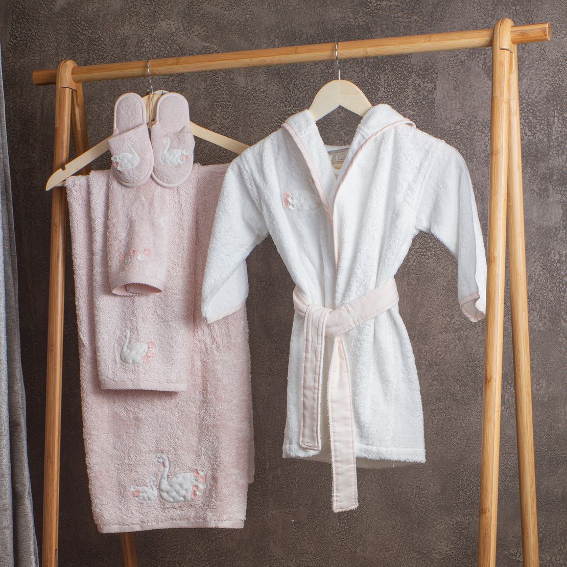 Банний халат для дівчинки Swan з аплікацією Лебідь і капюшоном білий 5-6 років