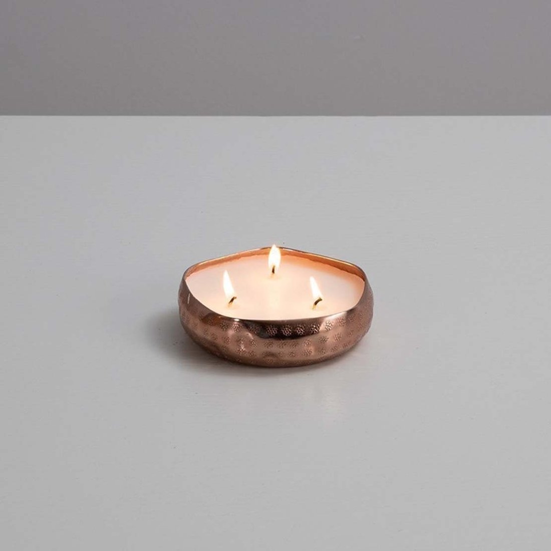 Ароматическая декоративная свеча OUD & AMBER Rose Gold Tray маленькая