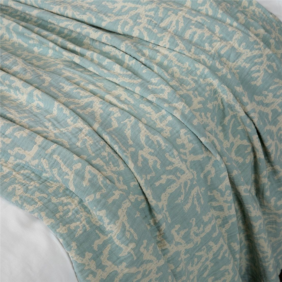 Покрывало на кровать морская волна с белыми цветами Sergio Хлопок 240x260 см