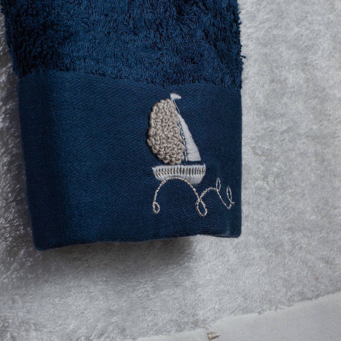 Полотенце банное Сasta cинее с вышивкой ручной работы в ассортименте