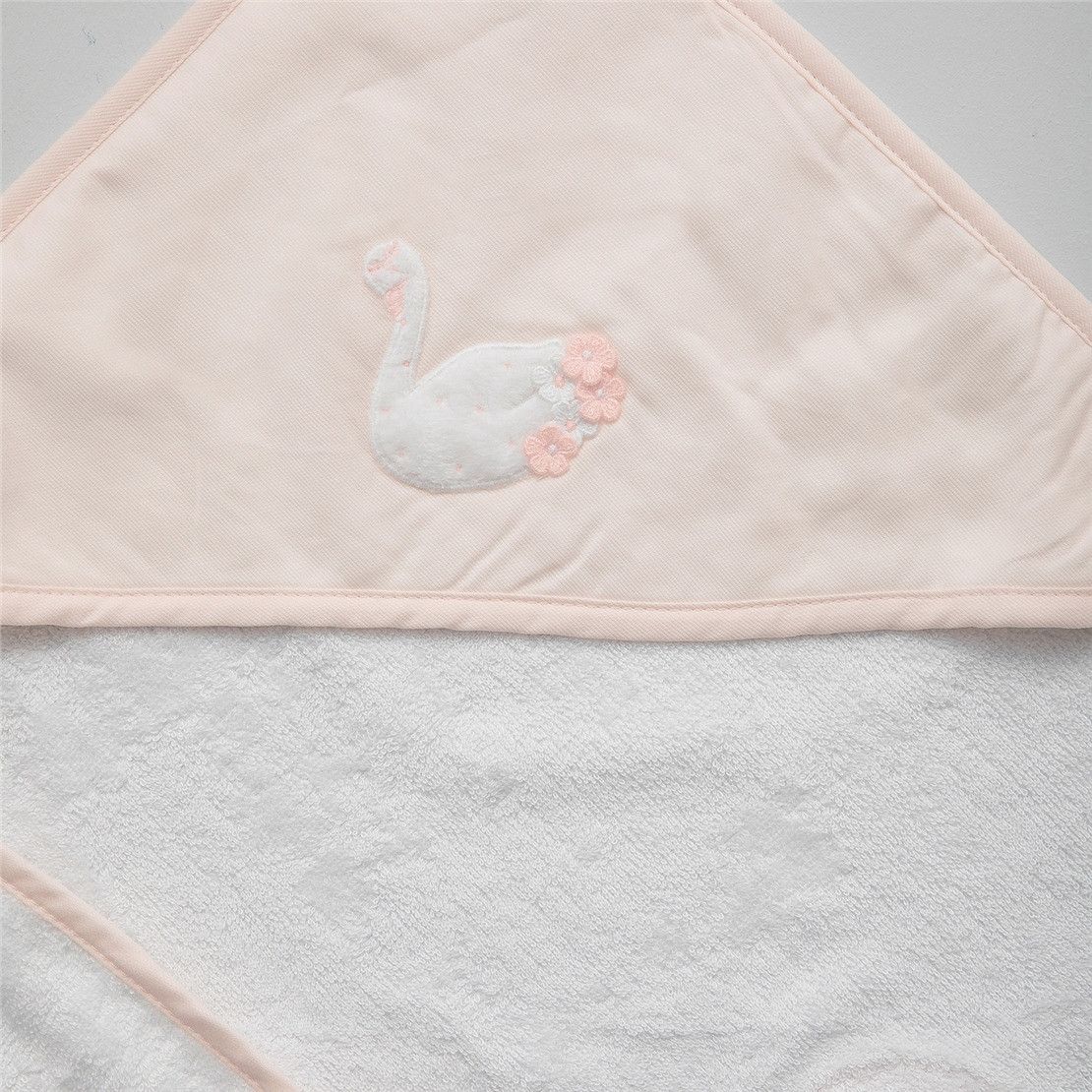 Рушник - куточок для новонароджених Swan 129*97 білий з рожевим