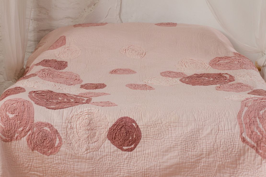 Изысканное покрывало SERENA на кровать с контрастной аппликацией розы 240X260 PINK