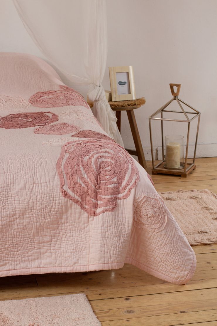 Изысканное покрывало SERENA на кровать с контрастной аппликацией розы 240X260 PINK