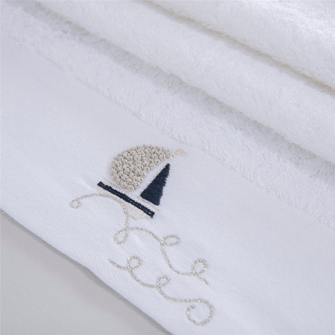 Полотенце банное Сasta белое с вышивкой ручной работы