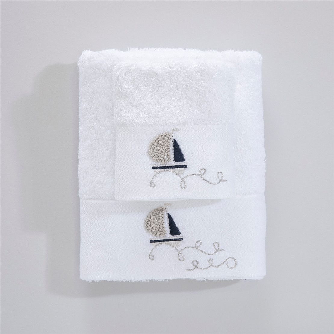 Полотенце банное Сasta белое с вышивкой ручной работы