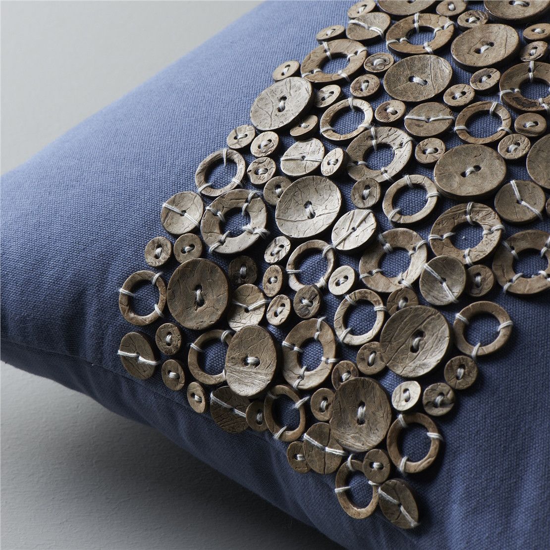 Декоративная подушка ручной работы дизайн пуговицы 40*60 Petra синяя