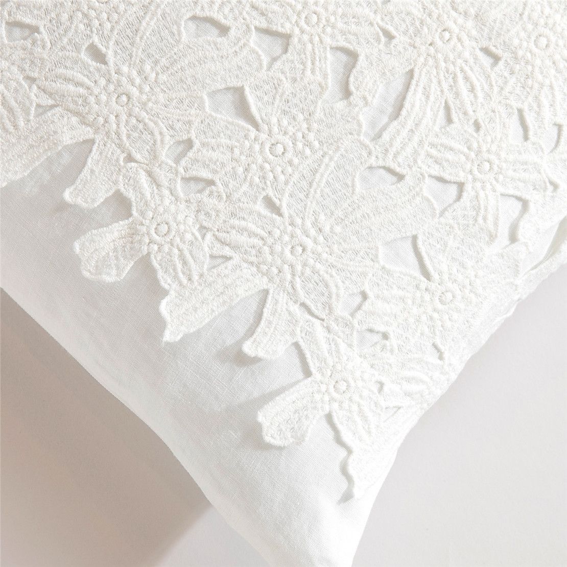 Декоративна подушка з мереживом біла 100% льон 35*55 Berit