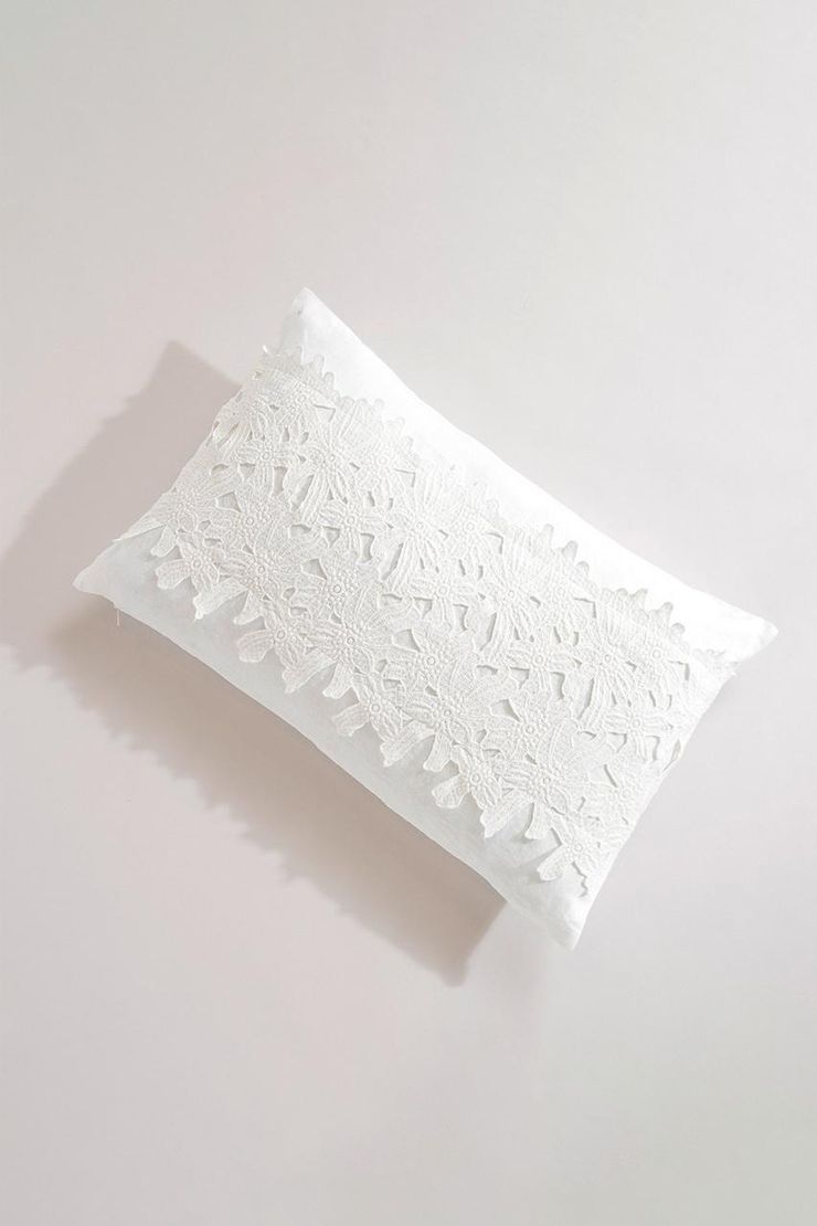Декоративная подушка с кружевом белая 100% лен 35*55 Berit