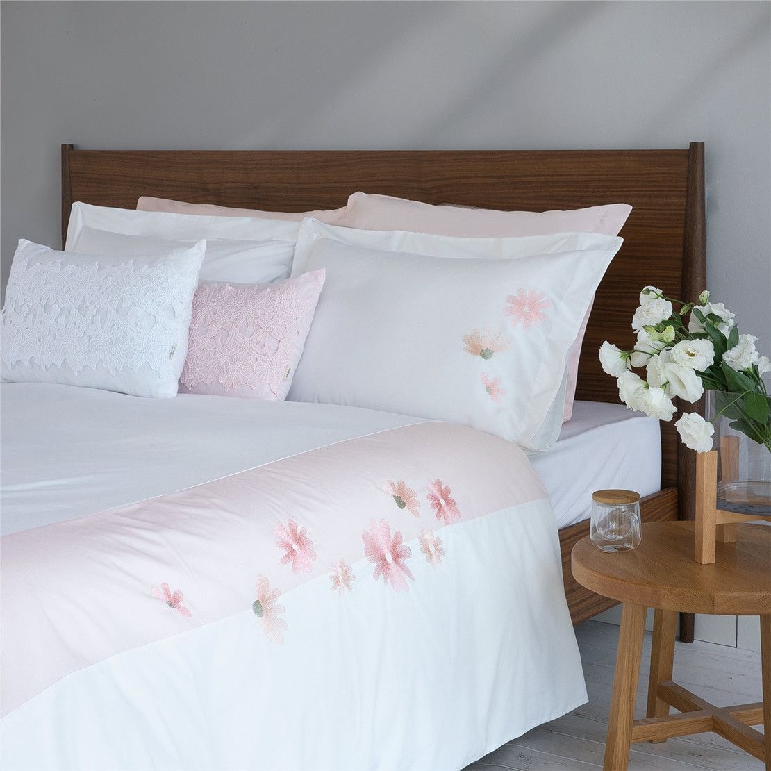 Декоративна подушка з мереживом рожева 100% льон 35*55 Berit