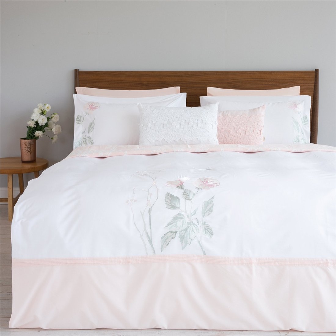 Комплект постельного белья белый с розовым и с вышивкой 200х220 Helen