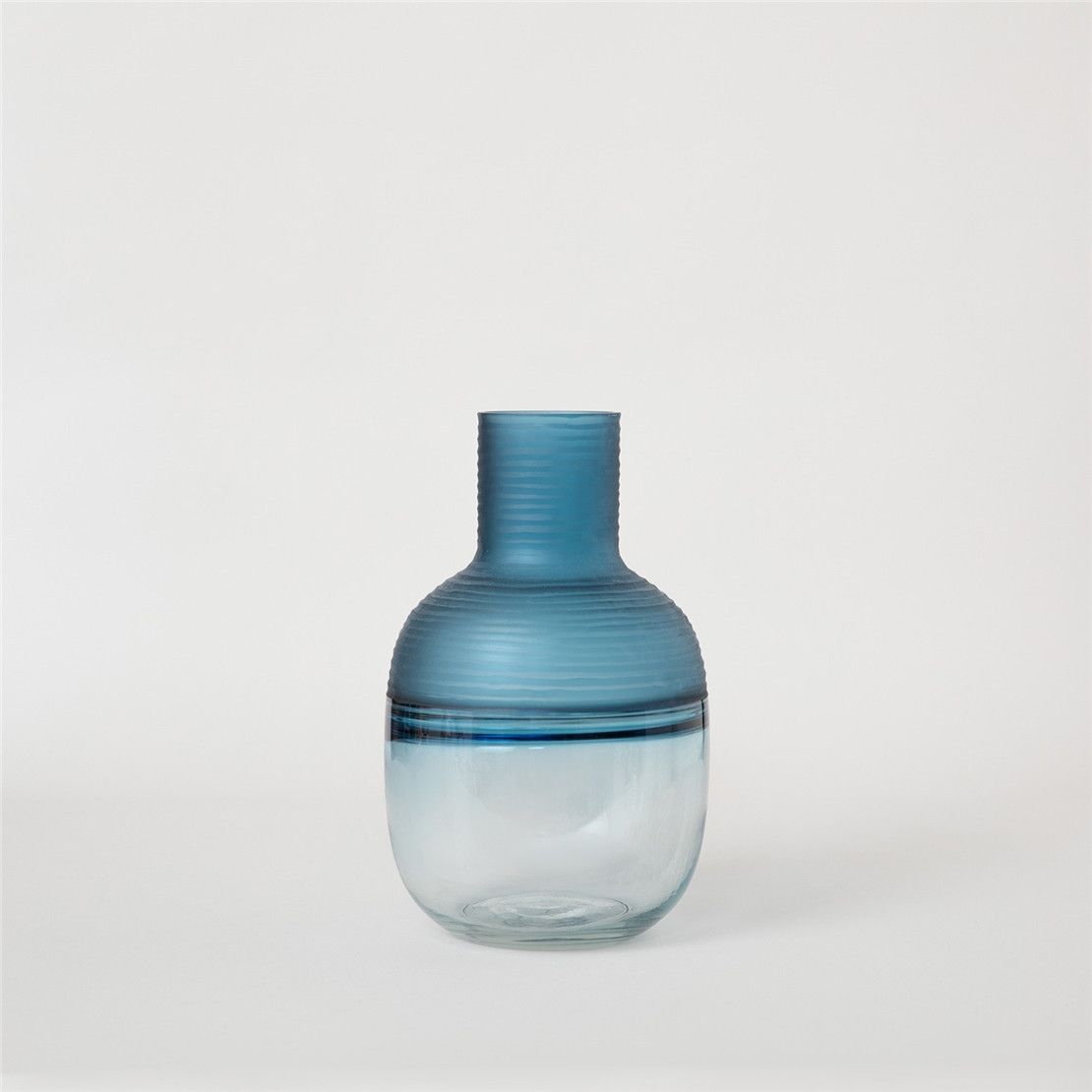 Дизайнерская ваза HELINA с вытянутым сосудом цвета индиго 20x31 см
