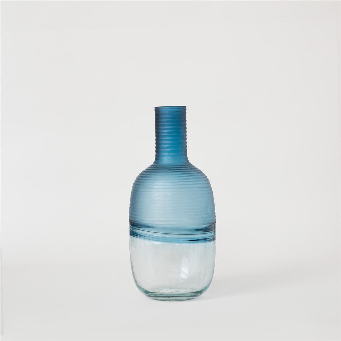 Дизайнерська ваза HELINA з витягнутим горличком кольору індиго 18х39 см