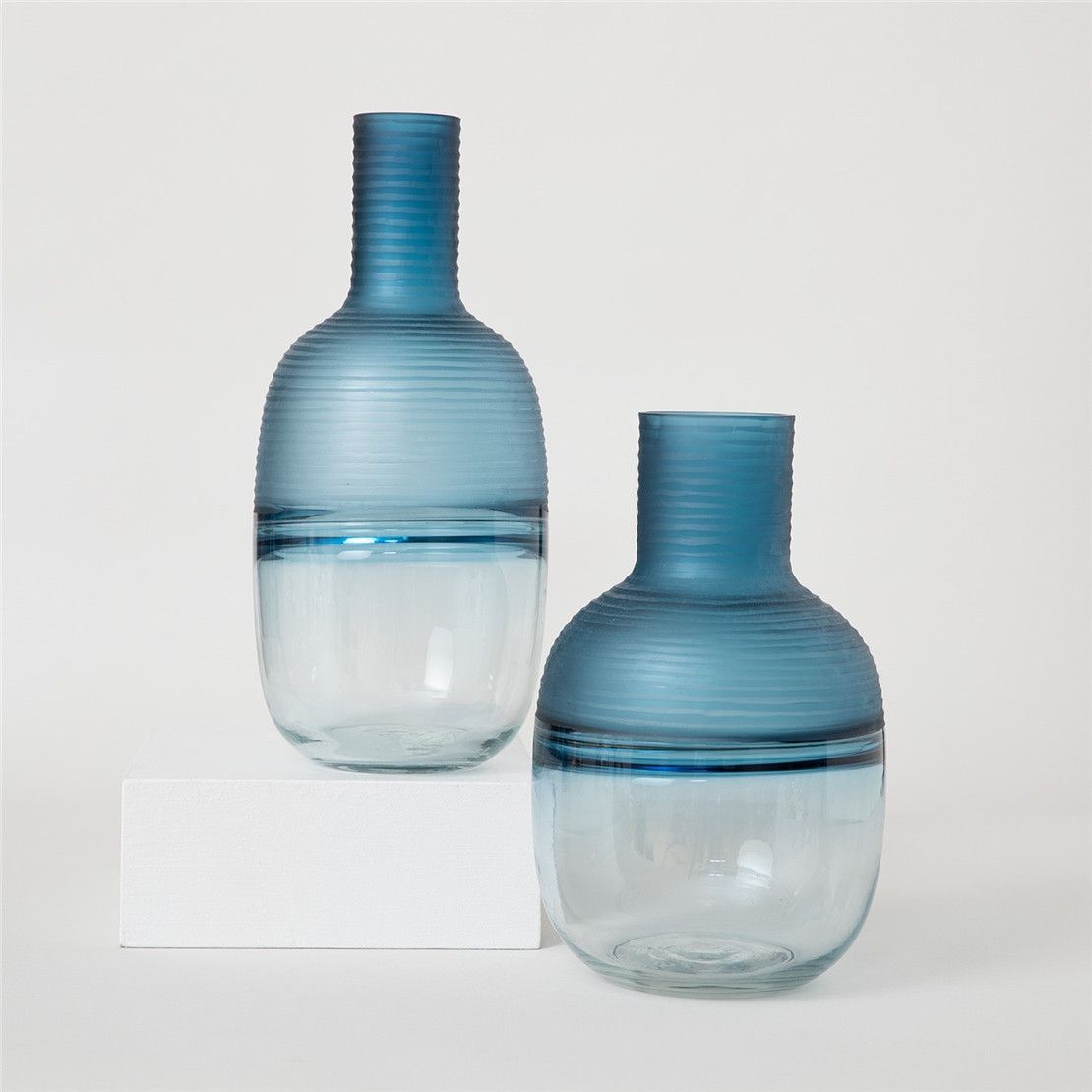 Дизайнерская ваза HELINA с вытянутым сосудом цвета индиго 18х39 см