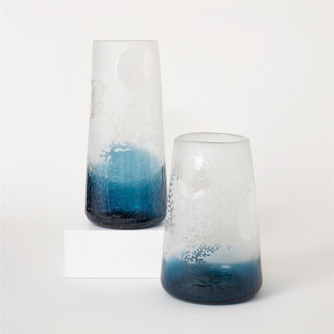 Розкішна матова ваза BILBAO із товстого скла з морською абстракцією блакитного кольору 18*14*39 см.