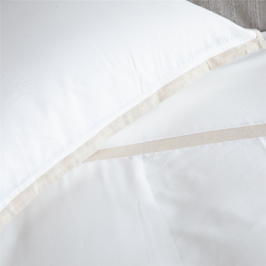 Премиум Комплект постельного белья белый с контрастной полоской 200x220 COZY