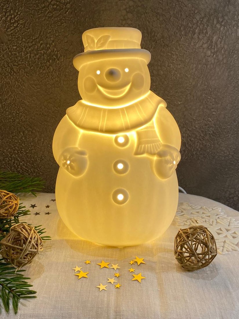 Новогодняя настольная фарфоровая лампа-ночник "Веселый Снеговик" с освещением в 16 цветов