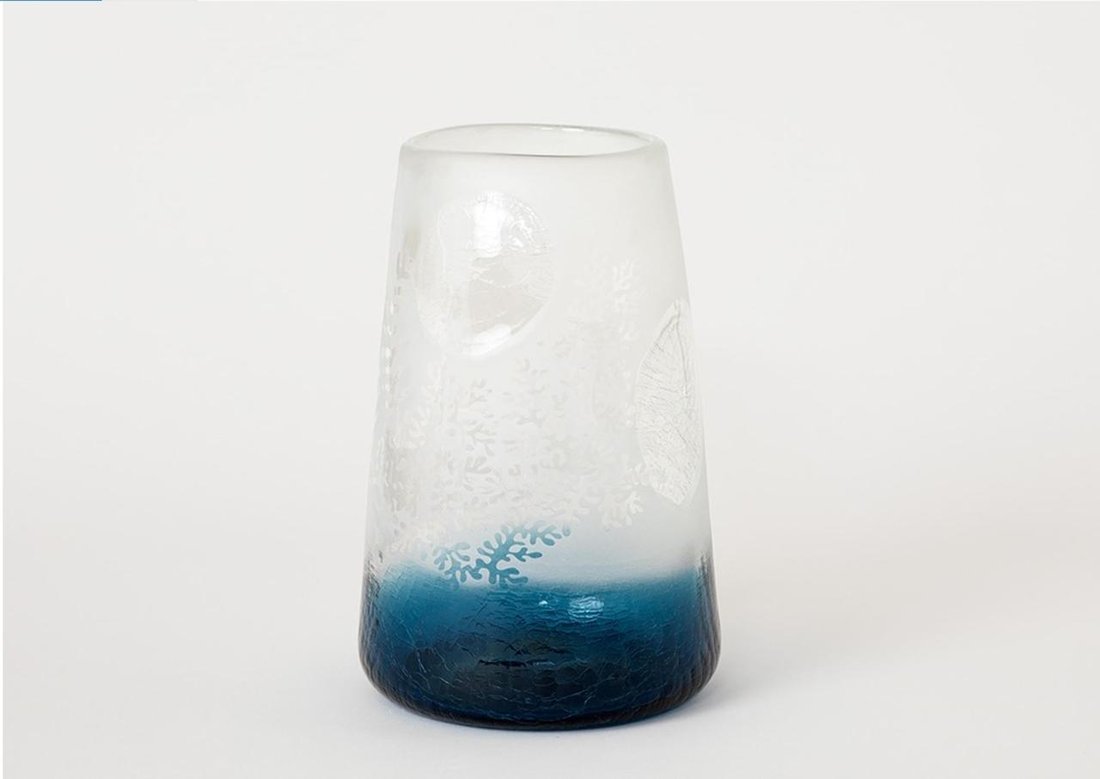 Розкішна матова ваза BILBAO із товстого скла з морською абстракцією блакитного кольору 20*14*31 см.