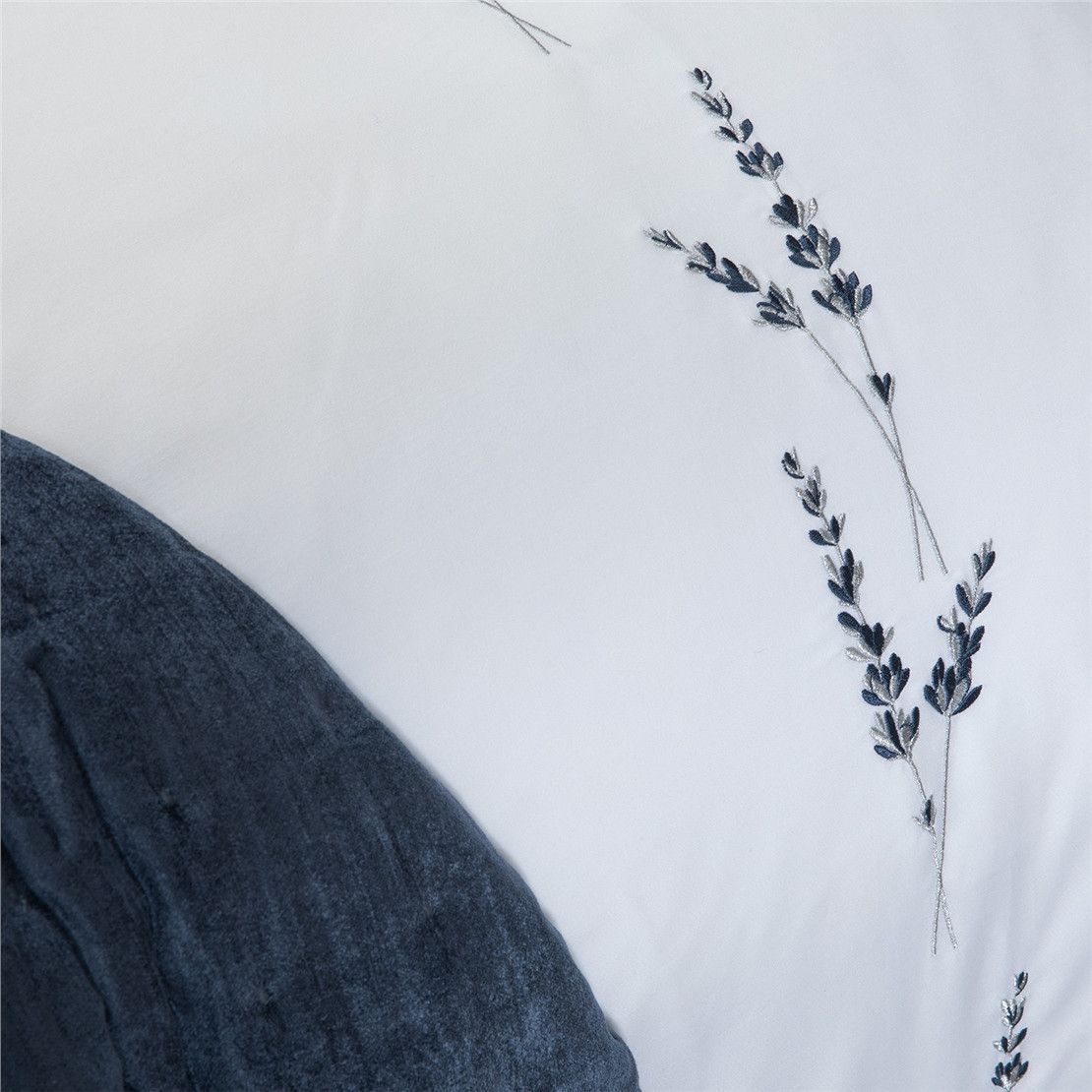 Премиум Комплект постельного белья с вышивкой 200x220 LAVENDER, белого цвета