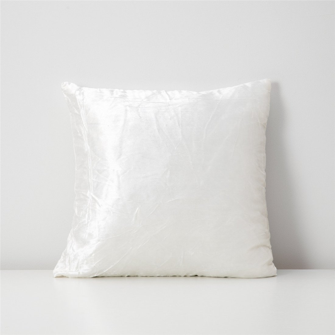 Декоративная подушка велюровая белая перламутр 45*45 Roin