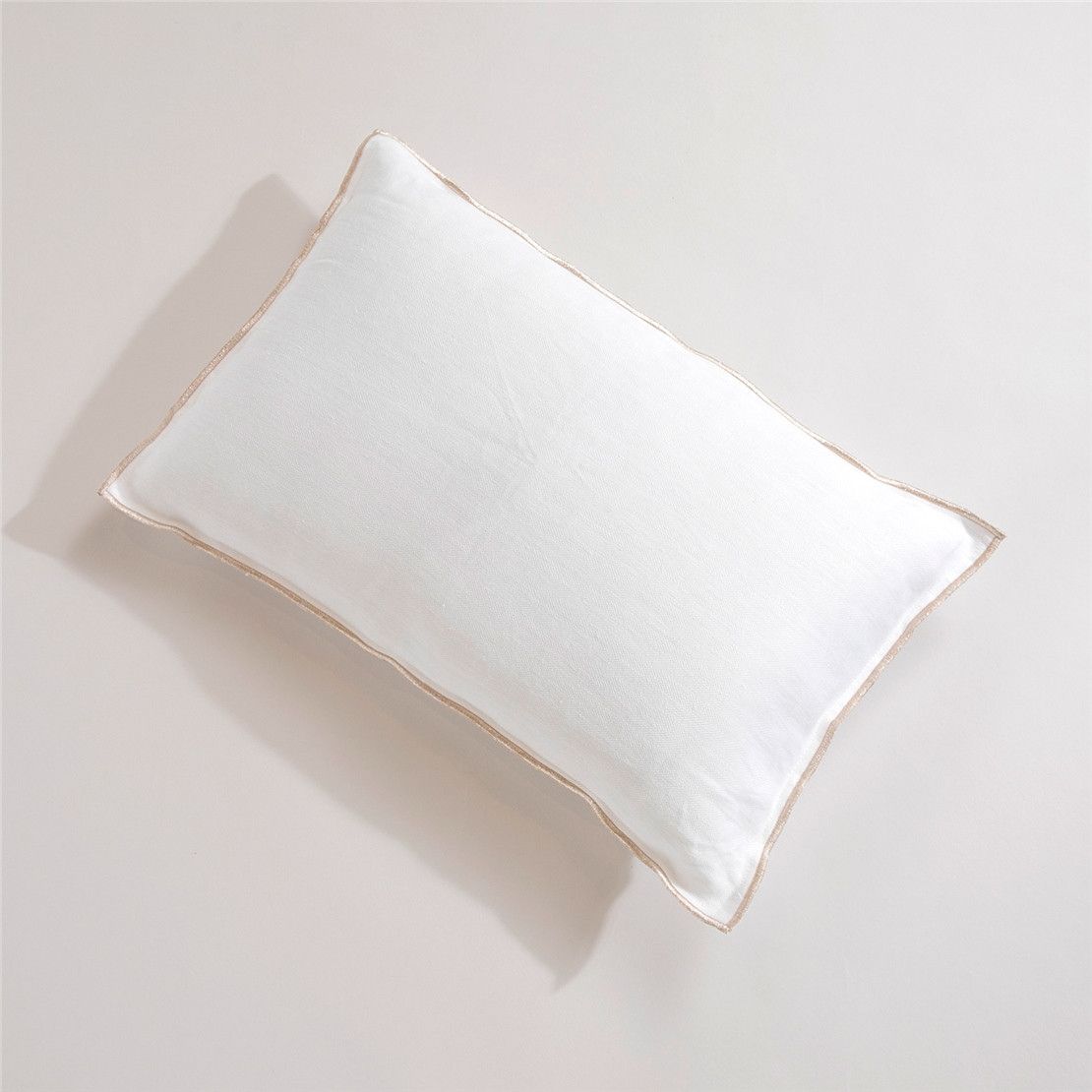 Декоративная подушка с золотой каймой белая 35*55 Vildar