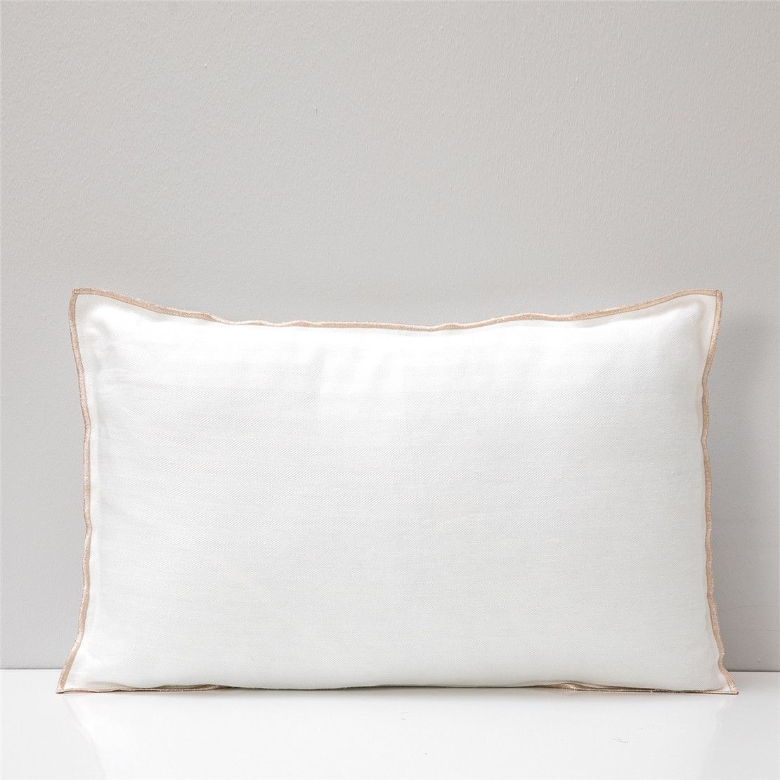 Декоративна подушка біла із золотою облямівкою 35*55 Vildar